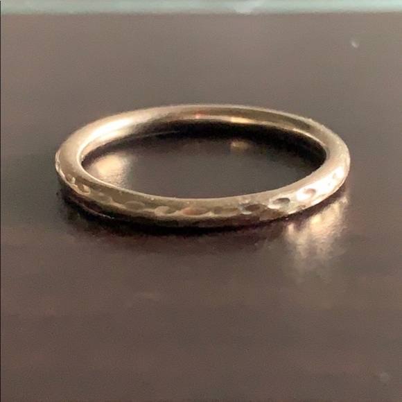 14k Stamped hammered gold ring - Picture 5 of 8